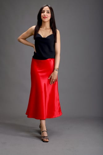 بلوزة سوداء سادة مع الأشرطة مفتوحة من الجوانب