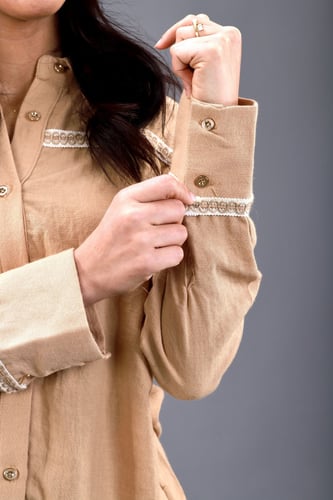 قميص موحد بني وبنطلون بساق واسعة بجيوب