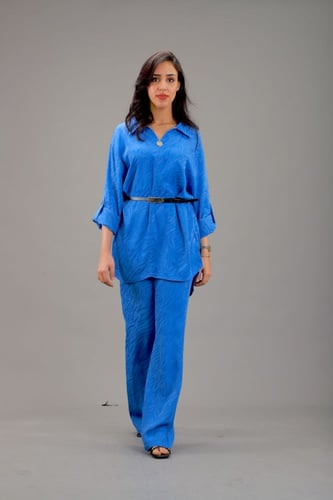 طقم بلوزة زرقاء جاكار بحزام وبنطلون ساق واسعة