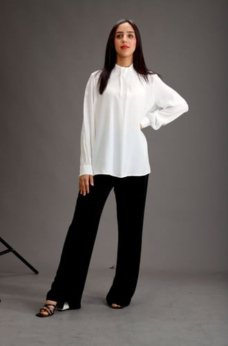 بلوزة بيضاء أنيقة