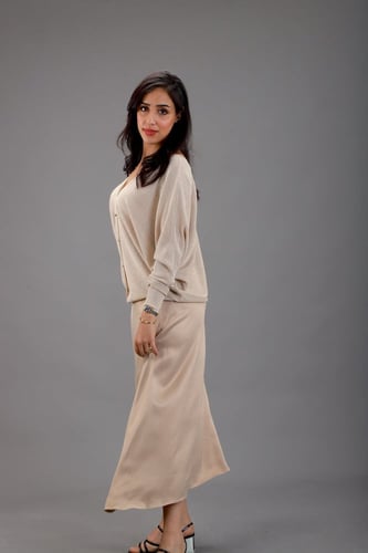 بلوزة ناعمة ازرار امامية وتنورة بيج راقية