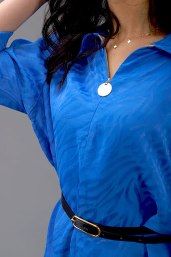 طقم بلوزة زرقاء جاكار بحزام وبنطلون ساق واسعة