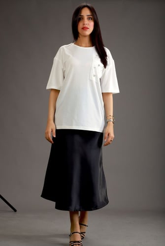 تي شيرت أبيض سادة جيب مرقع مطرز بالحجارة وتنورة سو...