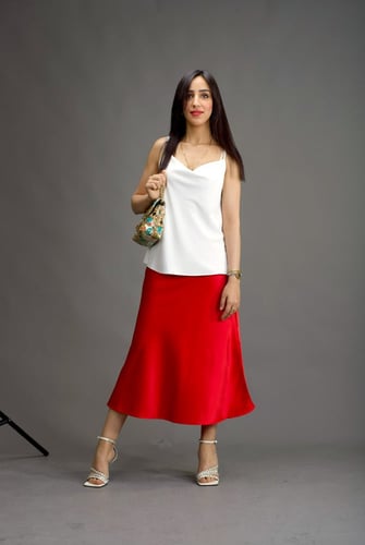 بلوزة بيضاء سادة مع الأشرطة