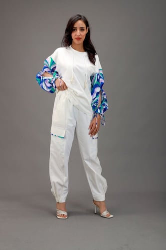 بلوزة طباعة اكمام بالون مفتوحة بربطة وبنطلون ابيض...