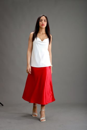 بلوزة بيضاء سادة مع الأشرطة