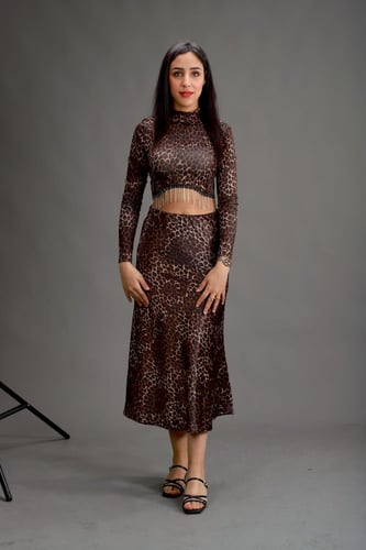 بلوزة كم طويل ضيق برقبة عالية قصيرة مع تنورة ميدي...