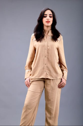 قميص موحد بني وبنطلون بساق واسعة بجيوب