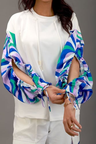 بلوزة طباعة اكمام بالون مفتوحة بربطة وبنطلون ابيض...