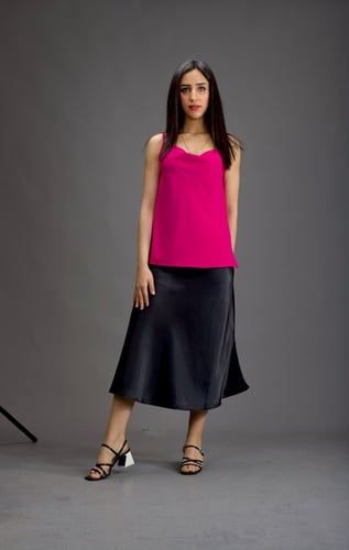 بلوزة سادة فوشي بتصميم هادئ وراقي مع الاشرطة