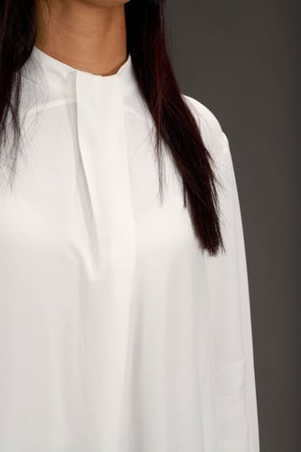 بلوزة بيضاء أنيقة