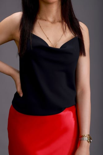 بلوزة سوداء سادة مع الأشرطة مفتوحة من الجوانب