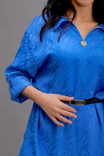 طقم بلوزة زرقاء جاكار بحزام وبنطلون ساق واسعة