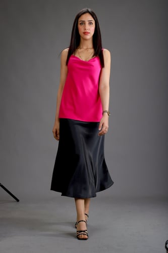 بلوزة سادة فوشي بتصميم هادئ وراقي مع الاشرطة