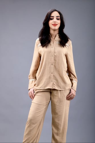 قميص موحد بني وبنطلون بساق واسعة بجيوب