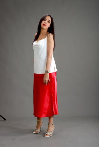 بلوزة بيضاء سادة مع الأشرطة