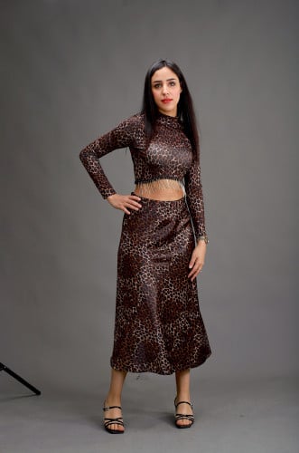 بلوزة كم طويل ضيق برقبة عالية قصيرة مع تنورة ميدي...