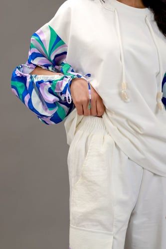 بلوزة طباعة اكمام بالون مفتوحة بربطة وبنطلون ابيض...