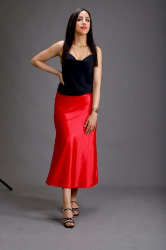 بلوزة سوداء سادة مع الأشرطة مفتوحة من الجوانب