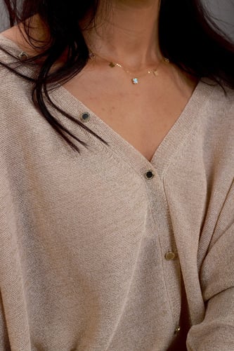 بلوزة ناعمة ازرار امامية وتنورة بيج راقية