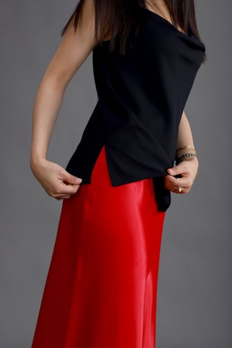 بلوزة سوداء سادة مع الأشرطة مفتوحة من الجوانب