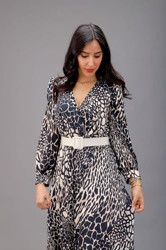 فستان طويل بحزام انيق على الخصر اكمام منفوخة وياقة...