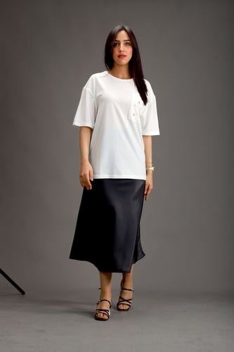 تي شيرت أبيض سادة جيب مرقع مطرز بالحجارة وتنورة سو...