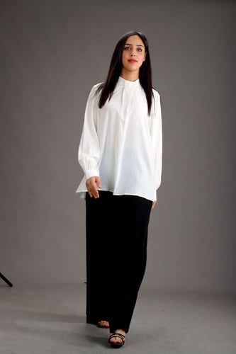 بلوزة بيضاء أنيقة