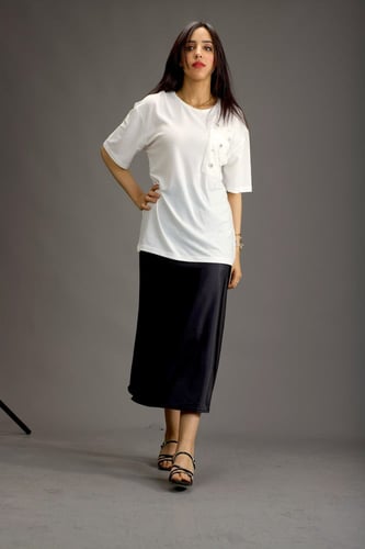 تي شيرت أبيض سادة جيب مرقع مطرز بالحجارة وتنورة سو...