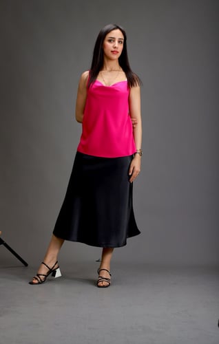 بلوزة سادة فوشي بتصميم هادئ وراقي مع الاشرطة