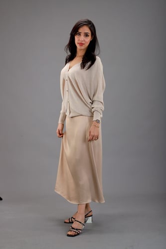 بلوزة ناعمة ازرار امامية وتنورة بيج راقية