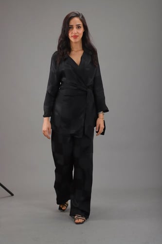 بلوزة سوداء مع ربطة أنيقة وبنطلون بلون موحد