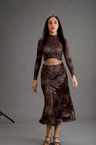 بلوزة كم طويل ضيق برقبة عالية قصيرة مع تنورة ميدي...