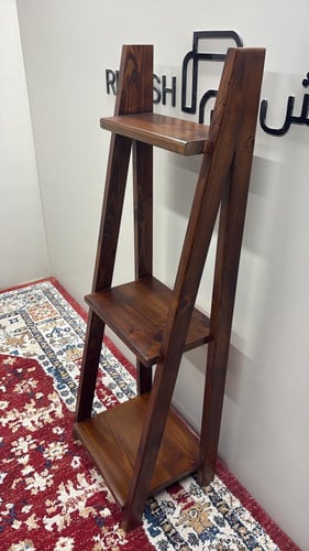 الرفوف الخشبية الثلاثة