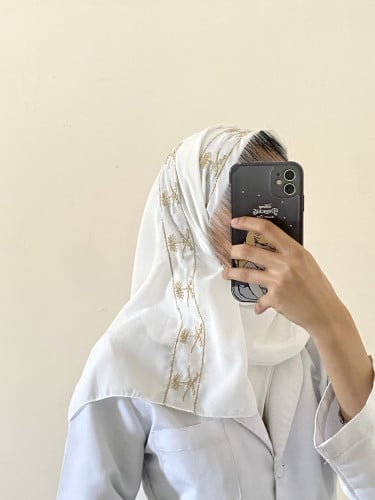 طرحة اليوم الوطني ابيض مطرز ذهبي