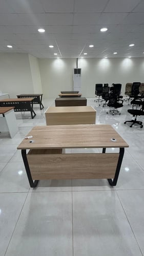 مكتب مع أدراج 120 و140 سم خشبي فاتح