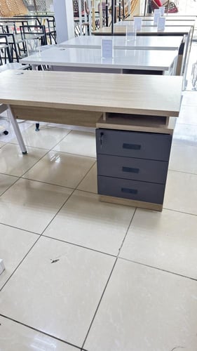 طاولة مكتب مع ادراج 120و140 سم عدة الوان