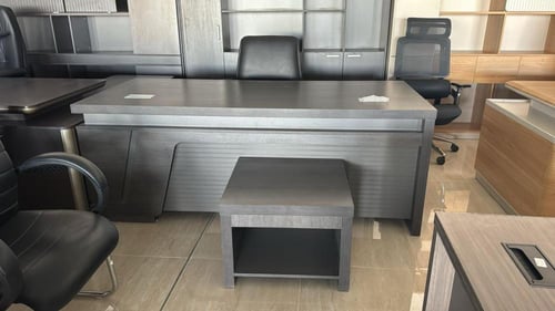 مكتب مدراء عدة ودواليب اشكال رصاصي غامق