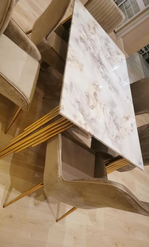 طاولة طعام رخام 6و8 كراسي بأرجل لون ذهبي