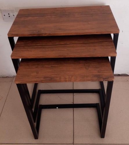 طاولة ثلاثة قطع لون خشبي