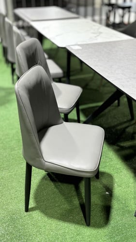 كرسي طعام جلد عدة الوان