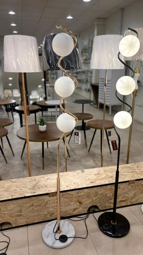 مصباح أرضي بتصميم لولبي أسود