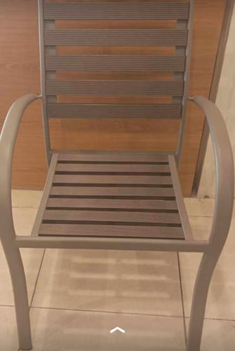 طقم طاولة وكرسيين بلون رمادي وبني