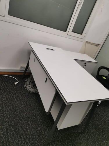 مكتب مع أدراج وسكرتارية لون ابيض عدة مقاسات