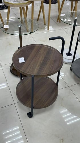 طاولة خشبي غامق بعجلات مقاس 50 سم