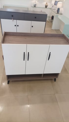 دولاب مع ثلاث أبواب خشبي وأبيض