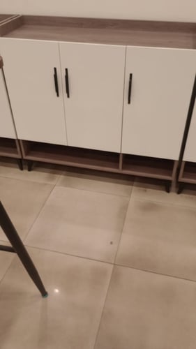 دولاب مع ثلاث أبواب خشبي وأبيض