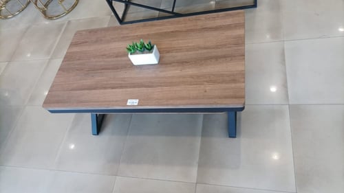 طاولة لون بني