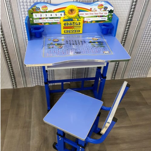 مكتب دراسة للأطفال مزين بطبعة قوس وقزح لون أزرق