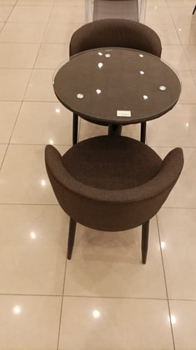 طاولة مع كرسيين كوفي